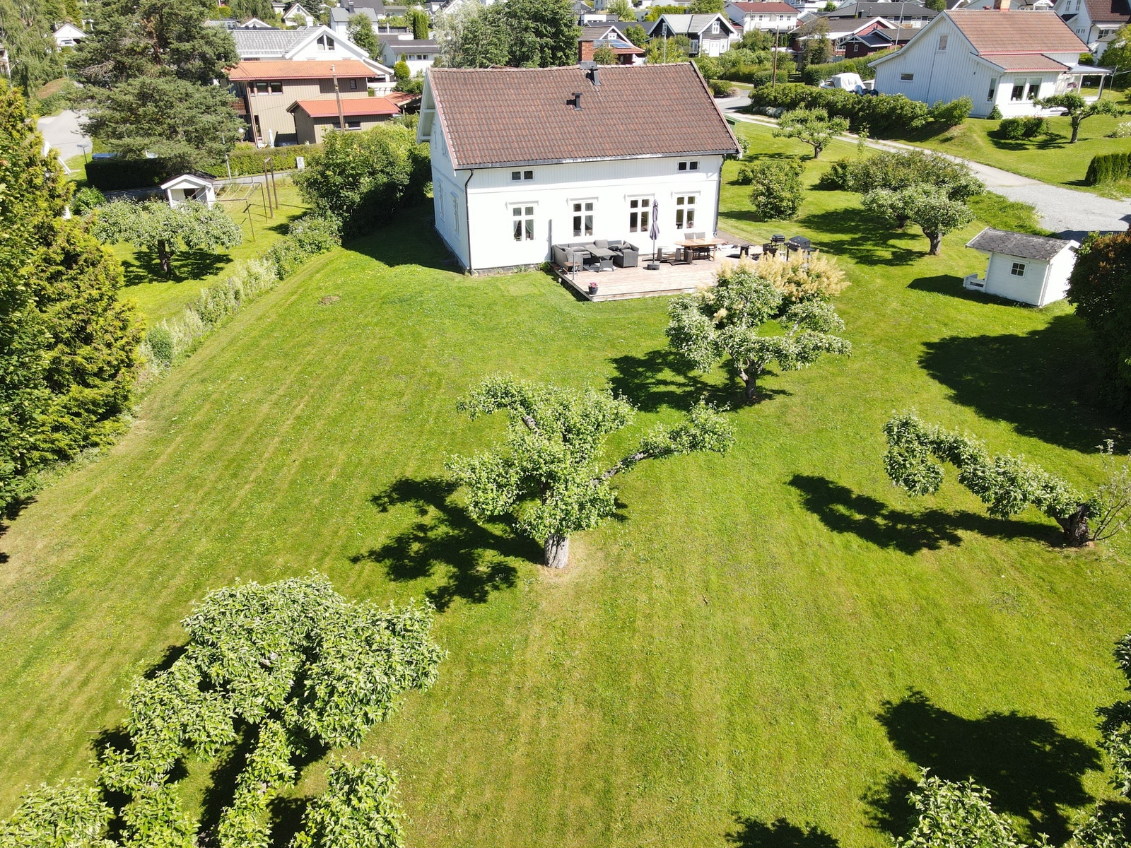 Tomtene er i dag fint opparbeidet og benyttes som hage til en flott enebolig Galleribilde