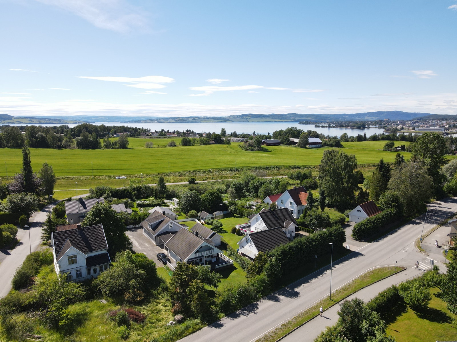 Dronefoto mot Mjøsa i vest Galleribilde