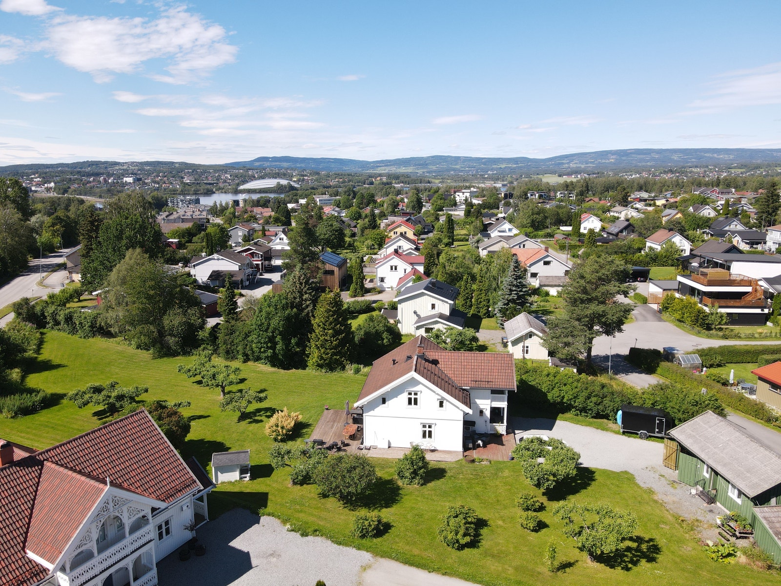 Tomtene er i dag fint opparbeidet og benyttes som hage til en flott enebolig Galleribilde