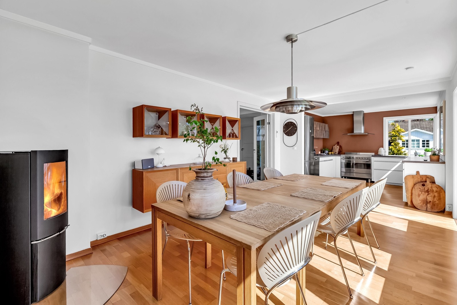 Hyggelig og praktisk med peisovn på spisekjøkkenet. Galleribilde