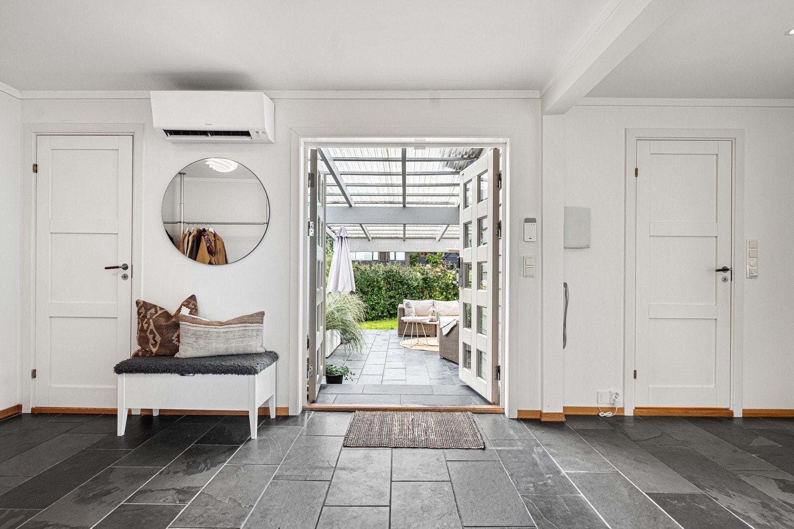 Fra inngangspartiet tar vi turen ut for å se på boligens uteområdet Galleribilde