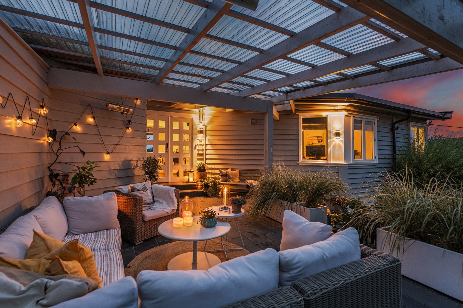 Terrasse ved inngangspartiet belagt med Fåvang-skifer Galleribilde