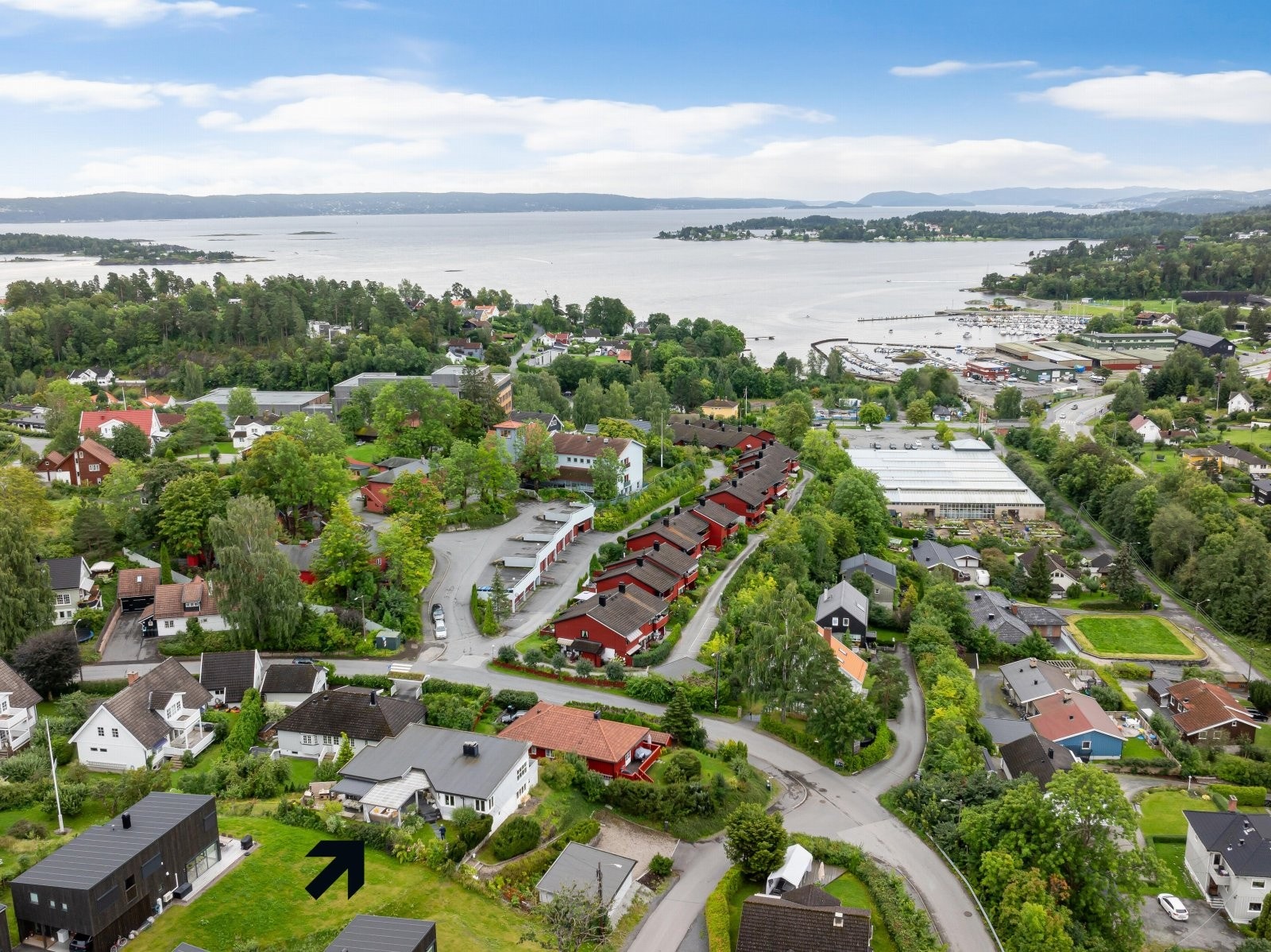Meget attraktiv beliggenhet nær sjøen. Med fasiliteter som båtplass, strand, kjøpesenter, nærbutikk, ekspressbuss m.m. innenfor gangavstand. Galleribilde