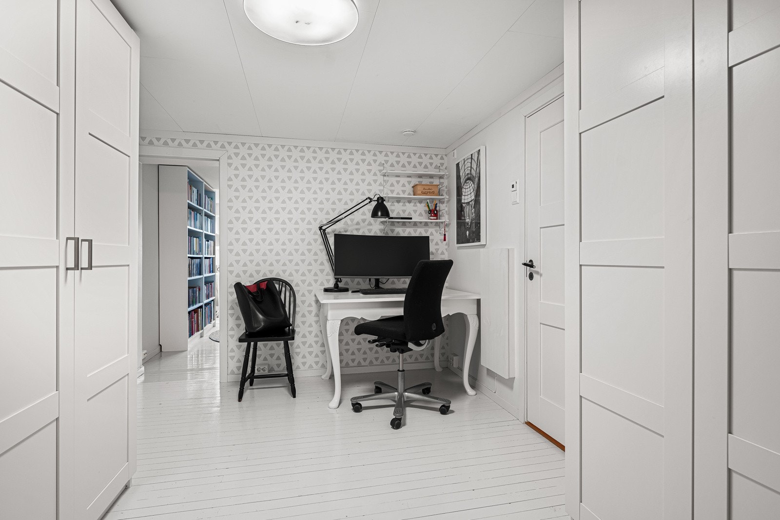 Gangen blir p.d.d benyttet til kontorløsning. Her er det i tillegg god lagrings/skapplass Galleribilde