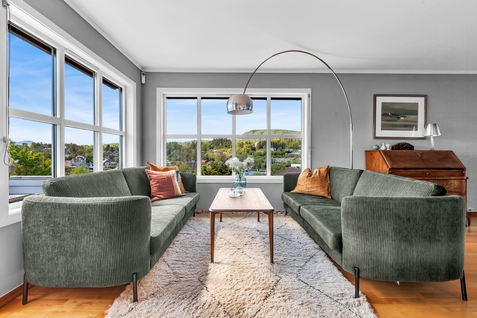 Store vinduer strategisk plassert i hjørnet for best lysinnslipp. Galleribilde