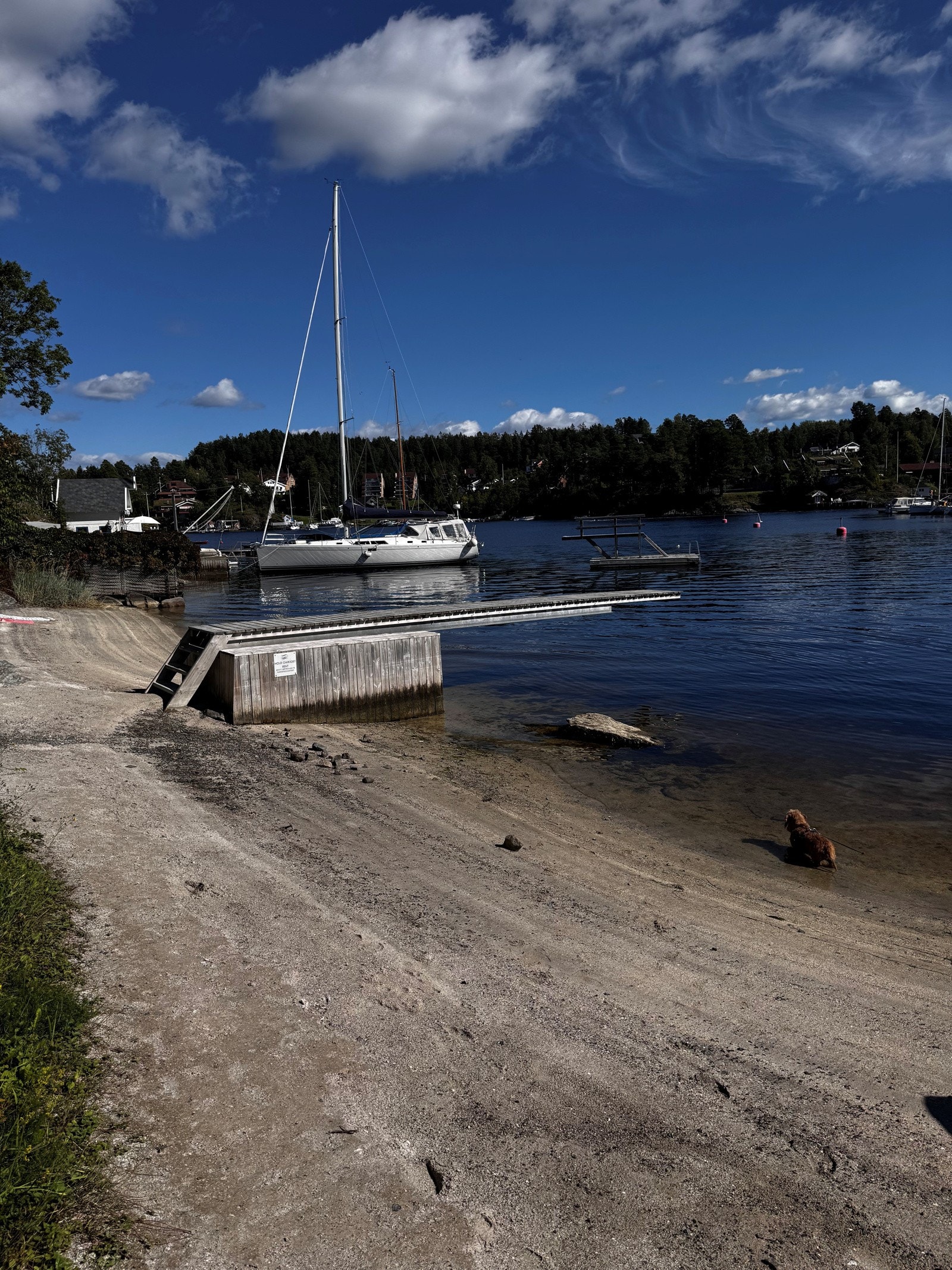 Kort vei til avlåst strand og småbåthavn Galleribilde
