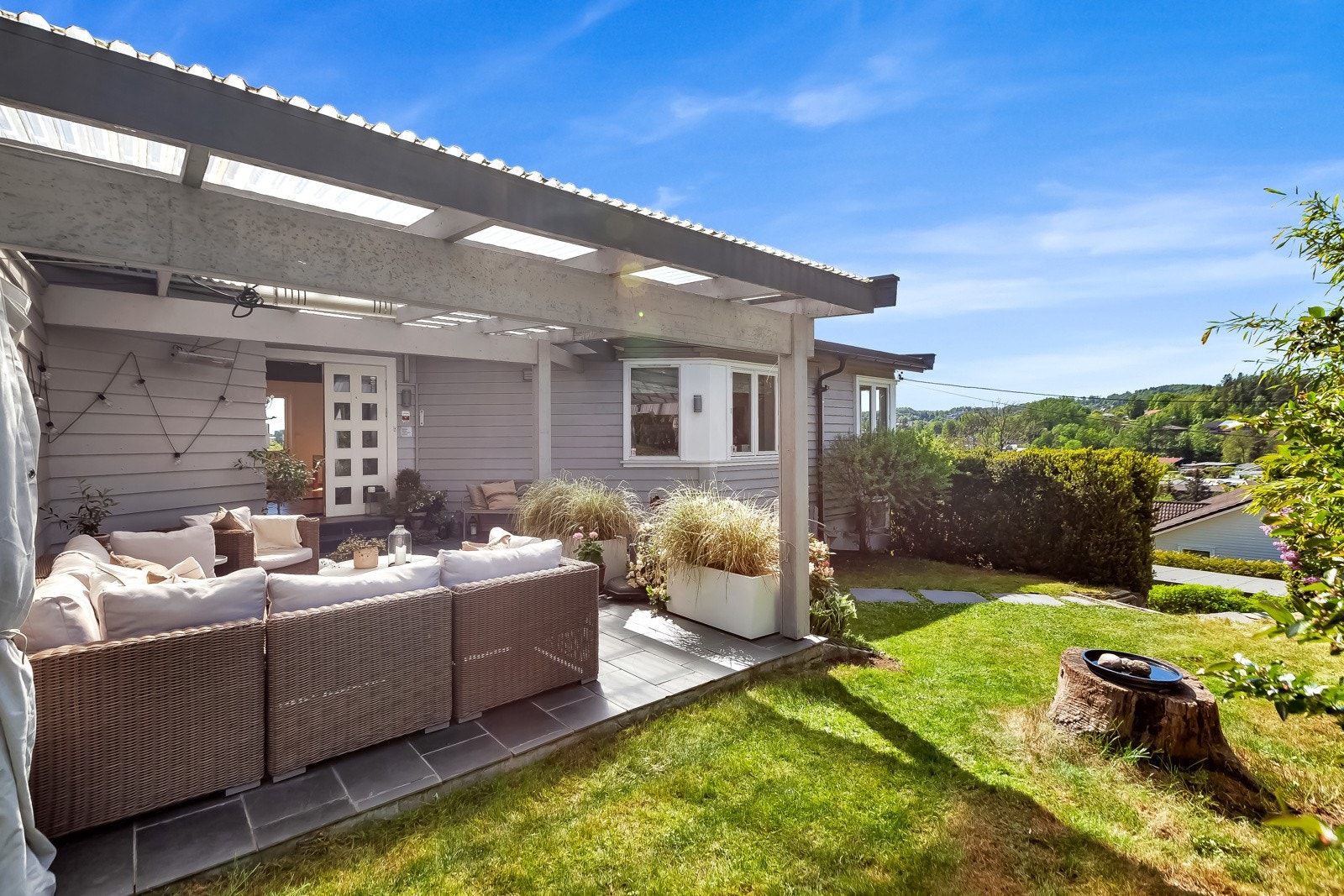 Nyt fine soldager på plenen eller på en av de fint plasserte uteplassene. Galleribilde