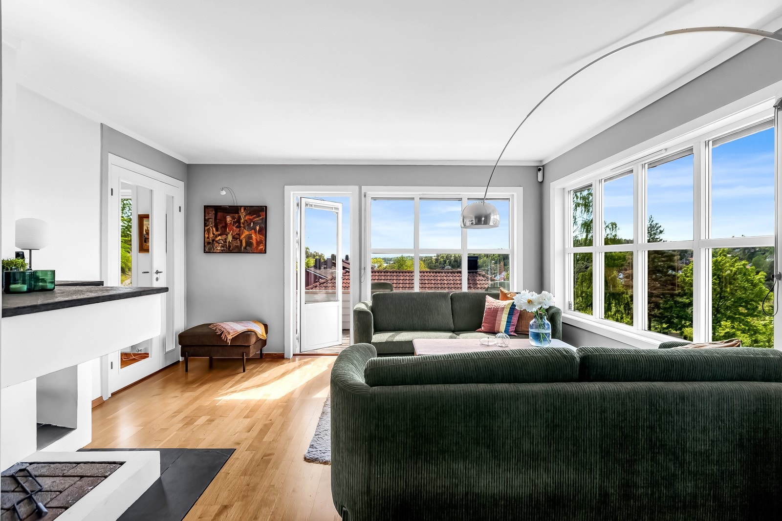 Boligen har tidsriktige farger og materialvalg og er oppusset i nyere tid. Her er det mulighet for å flytte rett inn! Galleribilde