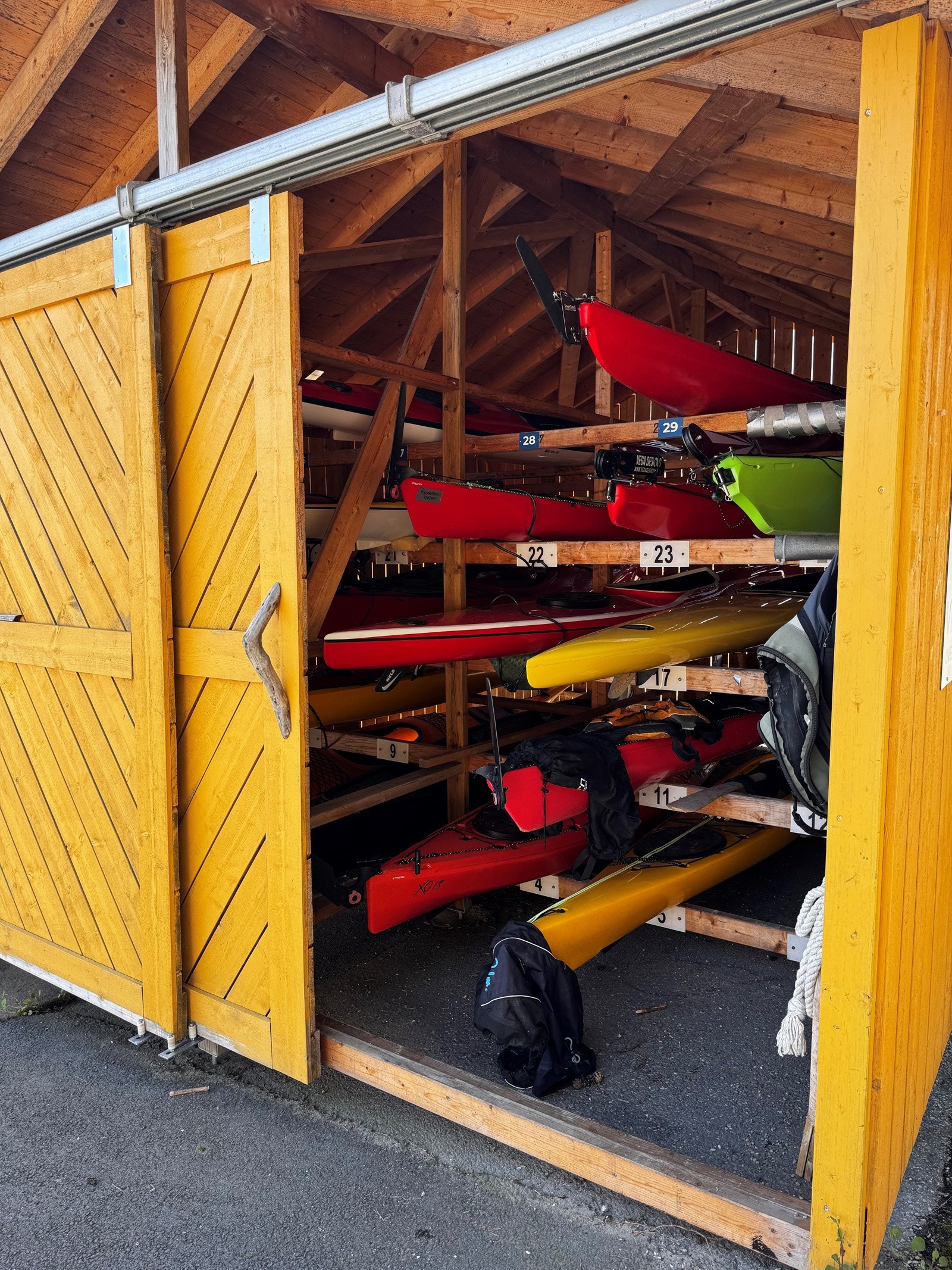 Kajakkhus for de i vellet Galleribilde