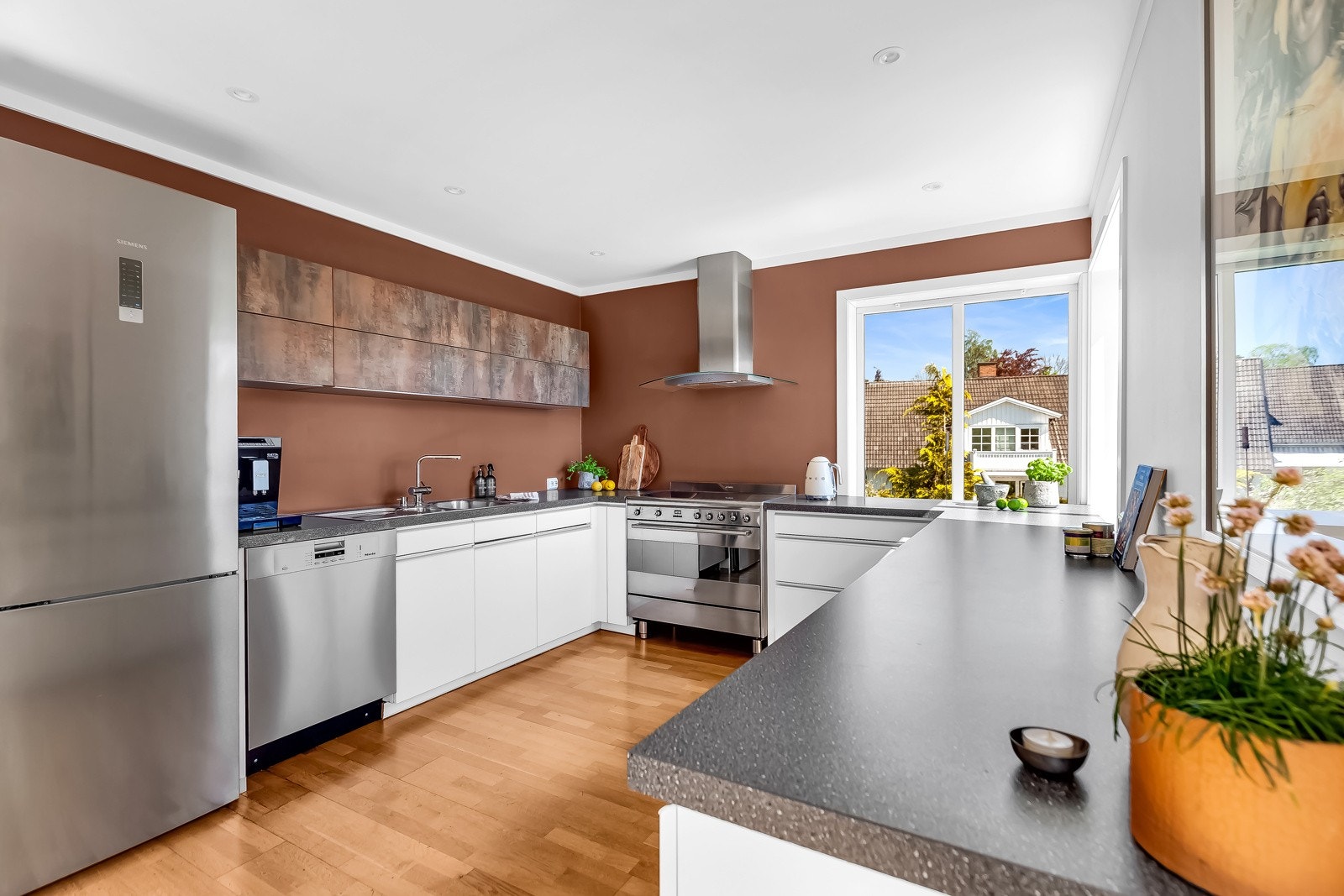 Stort spisekjøkken med masse benkeplass og mulighet for langbord. Galleribilde