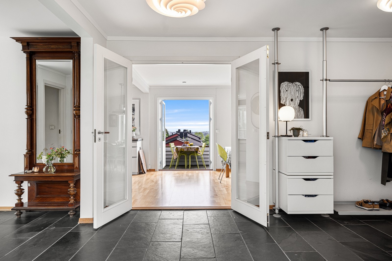 Fra inngangsdøren kommer man til en stor hall som er knytepunktet mellom alle rommene i etasjen Galleribilde