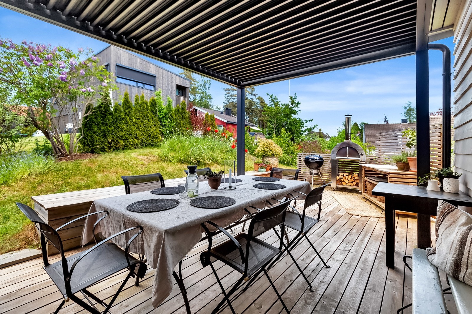 Skjermet og lun spisestue under pergola. Galleribilde