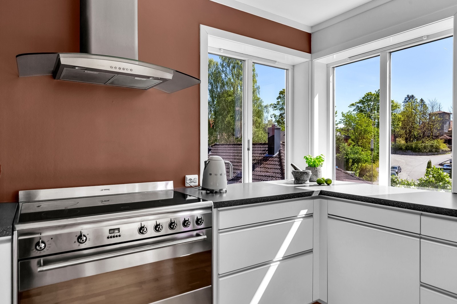 Hjørnevinduene går igjen i hele huset. Løsningen gir flott naturlig belysning inn i rommene. Galleribilde