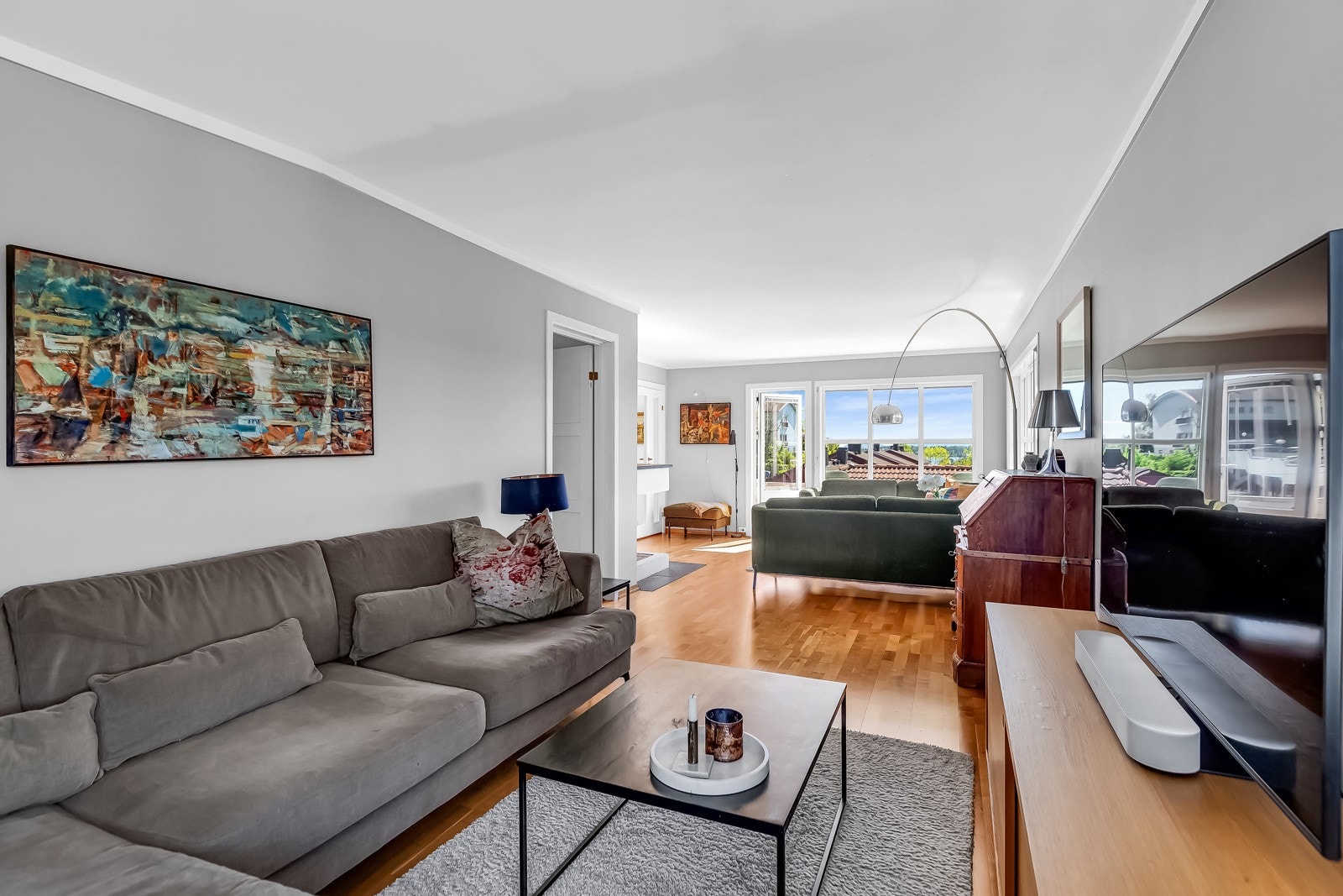 Stuen har rom for flere møblerte soner. Galleribilde