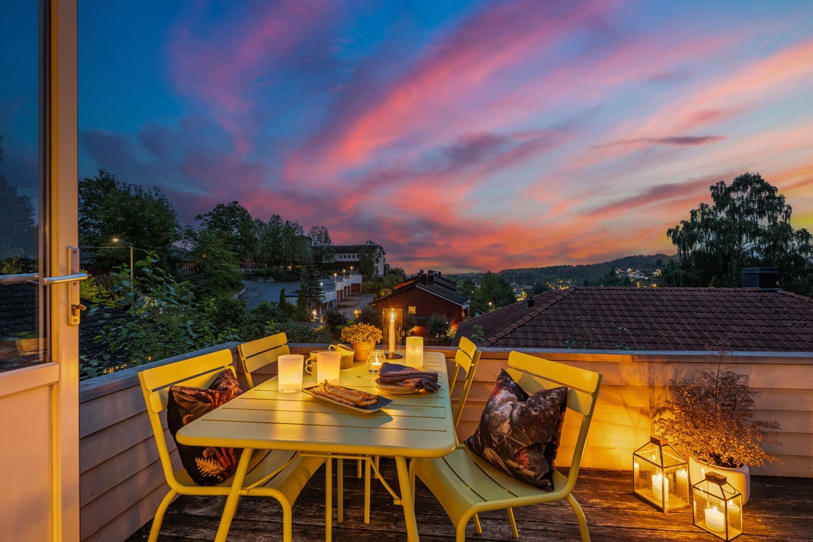 Balkongen skaper en fin forlengelse av allrommet på varme dager Galleribilde