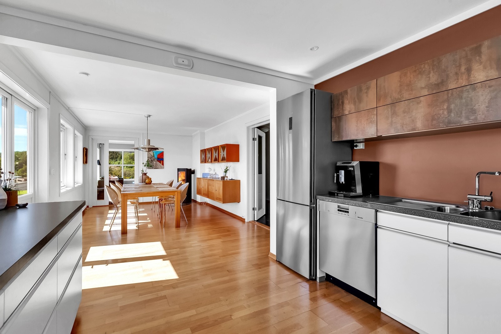 Overskapene er fra Schmidt Kjøkken 2021 Galleribilde