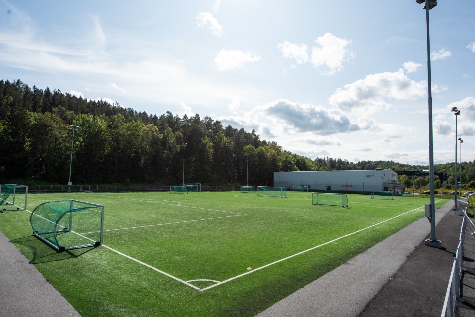 Holmen kunstgress - Holmen IL sin hjemmebane. Her er det også turnhall, klatrehall, ishockeyhall, tennishall samt gressbaner for å nevne noe. Galleribilde