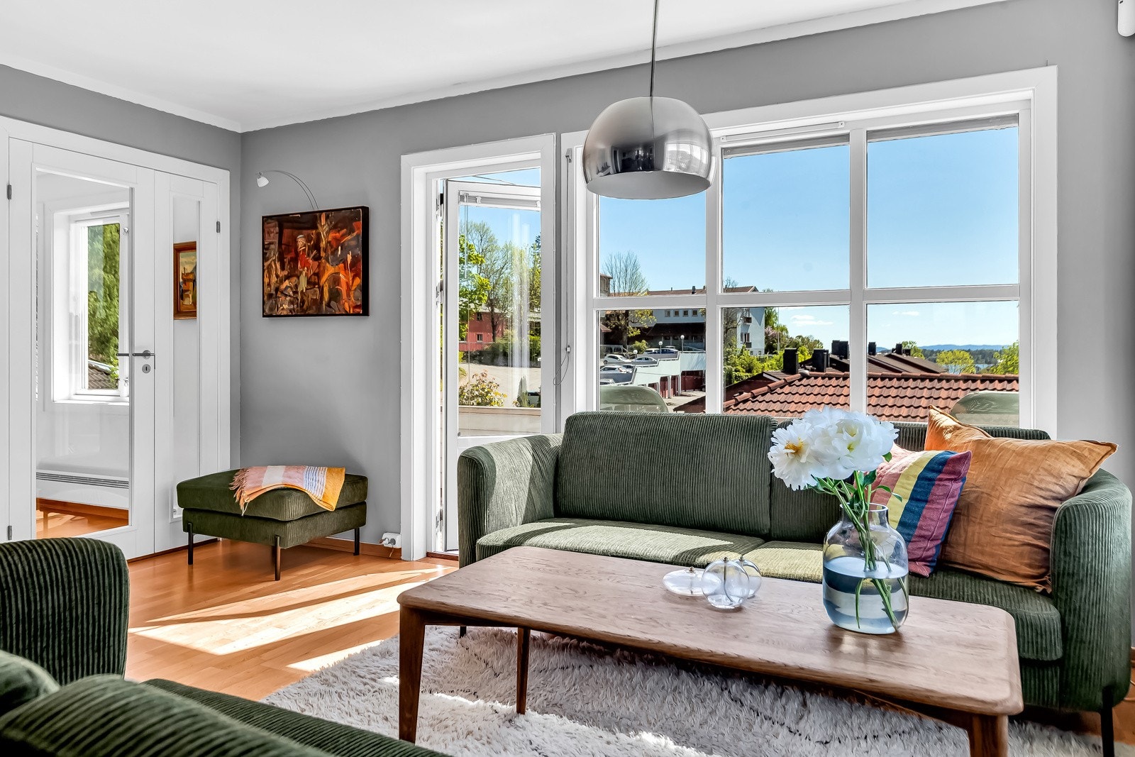 Flott utsikt fra sofaen mot både sjøen og marka. Galleribilde