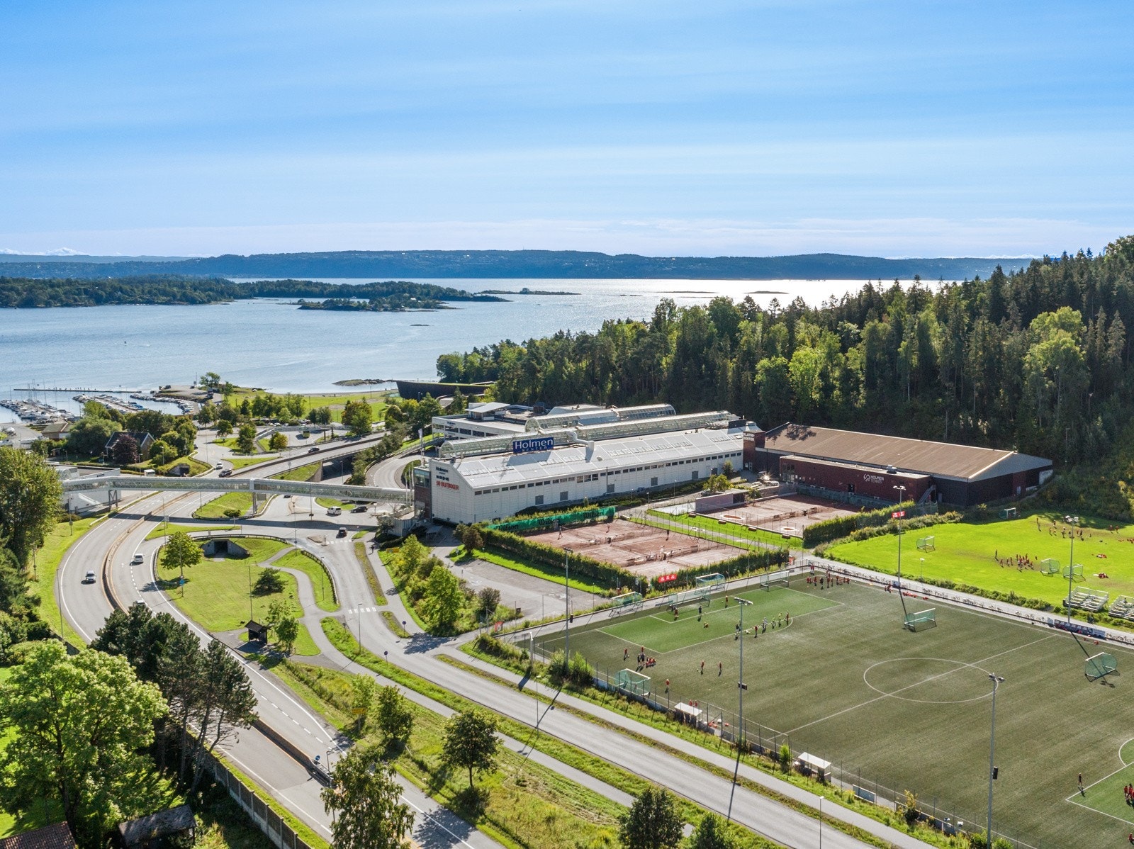 Det er gangavstand eller en kort biltur ned til Holmen senter med sine 50 butikker. Her finner du produkter, service og tjenester av høy kvalitet Galleribilde