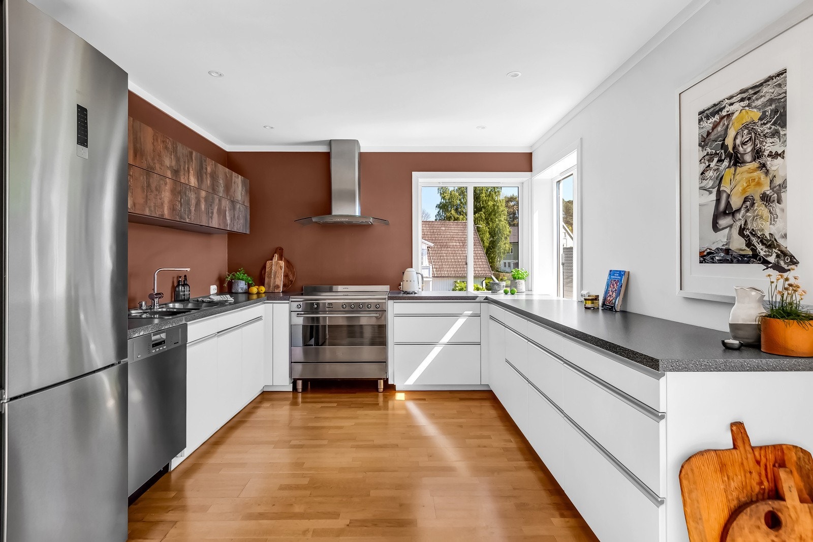 Tidløst kjøkken med lyse fronter fra Alno og benkeplate i laminat Galleribilde