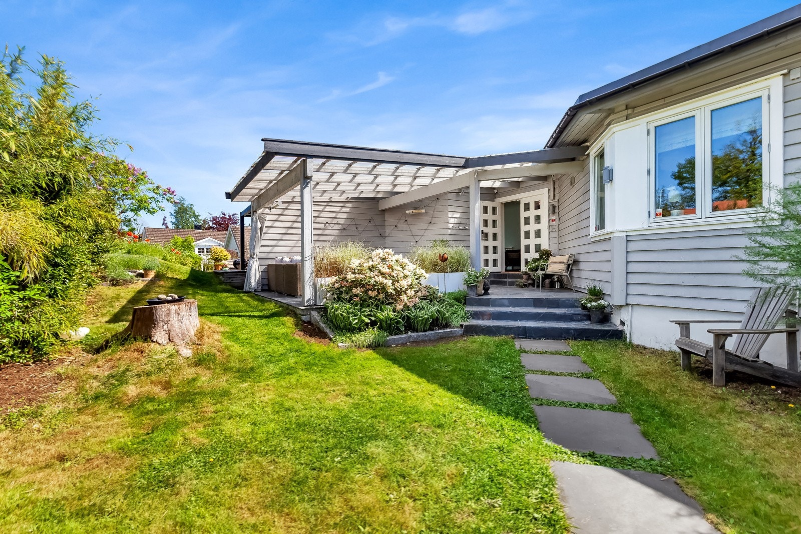 Plen utenfor inngangspartiet og langs boligen. Galleribilde