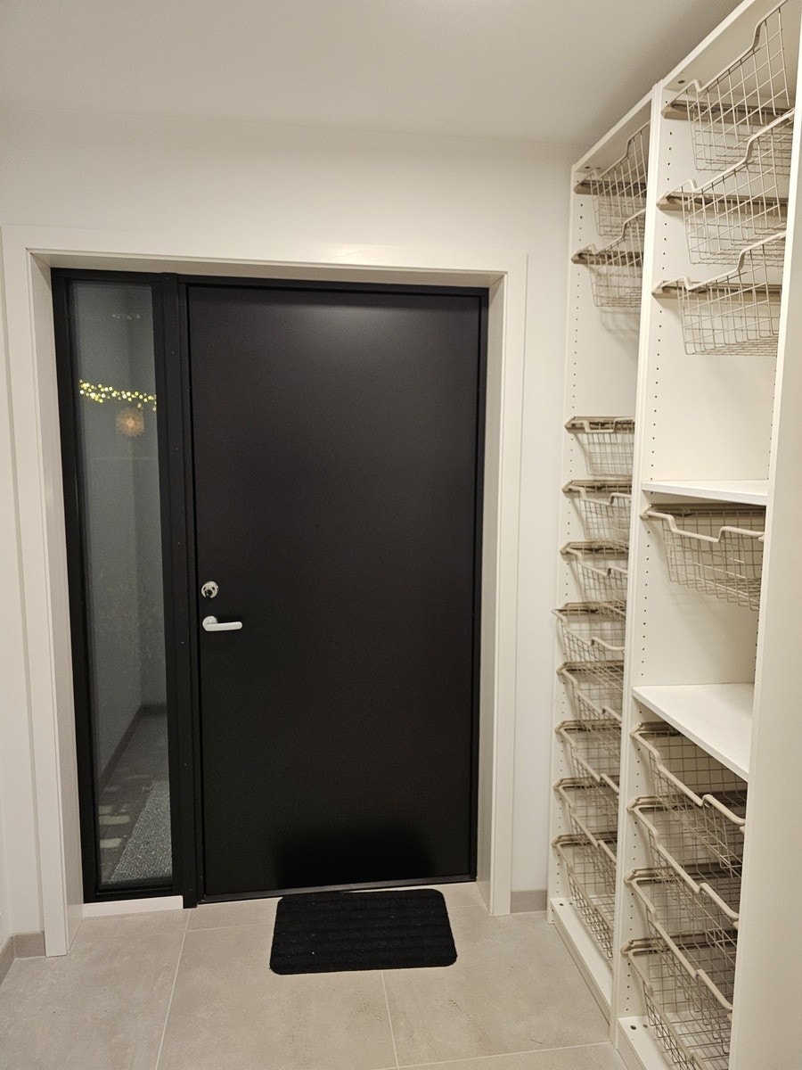 Inngang med skap Galleribilde