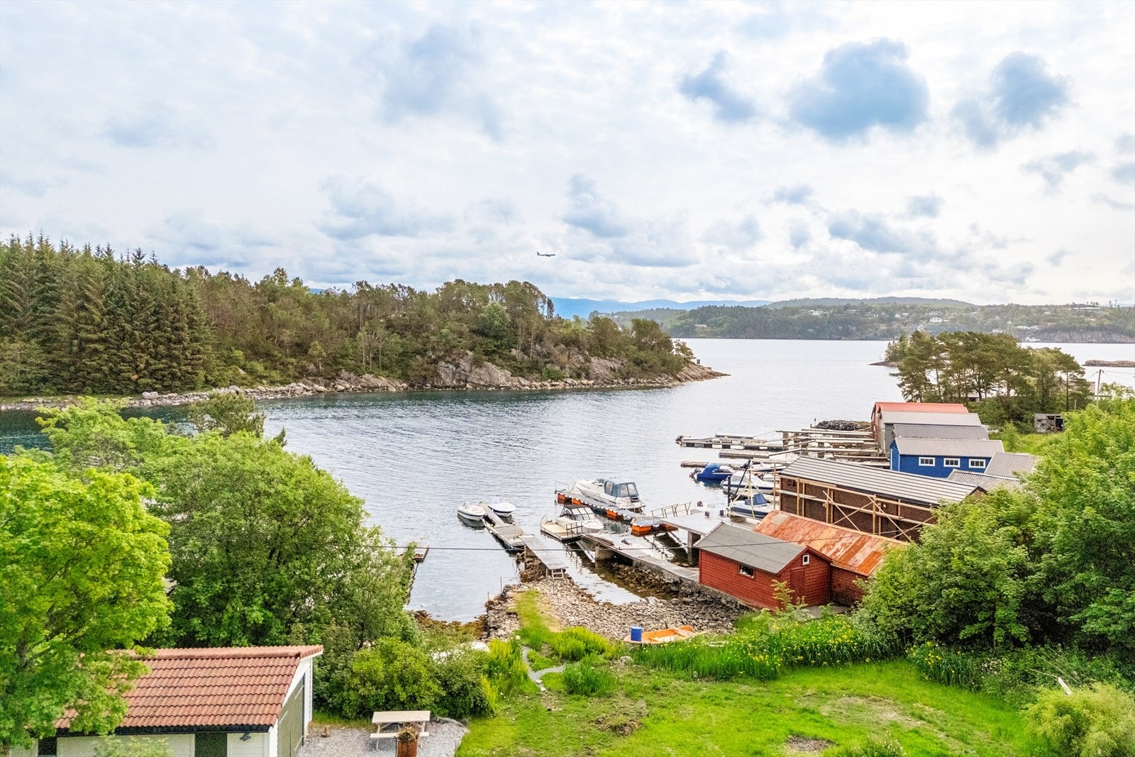 Skjærgården i området er et eldorado for den som er glad i sjø, fiske og bading. Det er mange flotte turområder i nærheten og flere badeviker rett nedenfor. Galleribilde