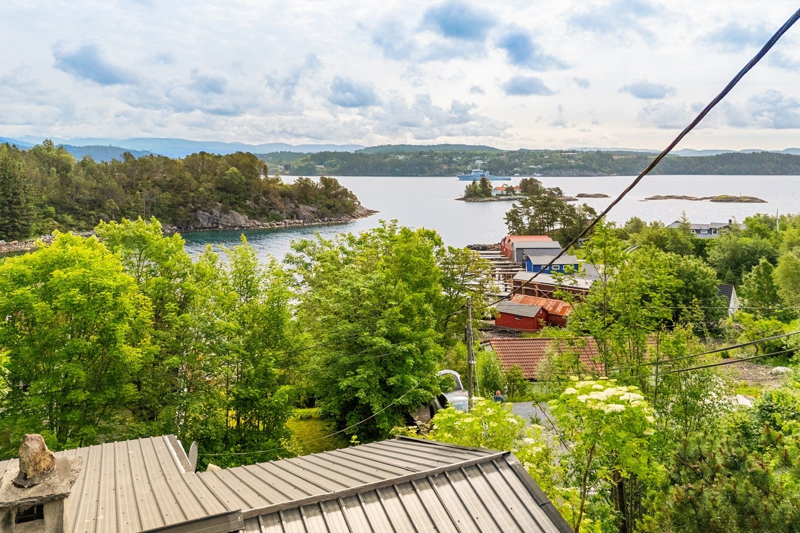Boligen ligger rett ved sjøen, og har en flott utsikt, gode tur- og bademuligheter, samt gangavstand til både skole og barnehage. Galleribilde