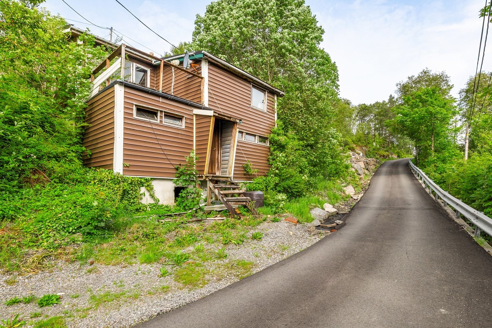 Eiendommen har en sentral beliggenhet på Bjorøy, 15 minutter fra Vestkanten og 25 minutter fra Bergen sentrum. Galleribilde