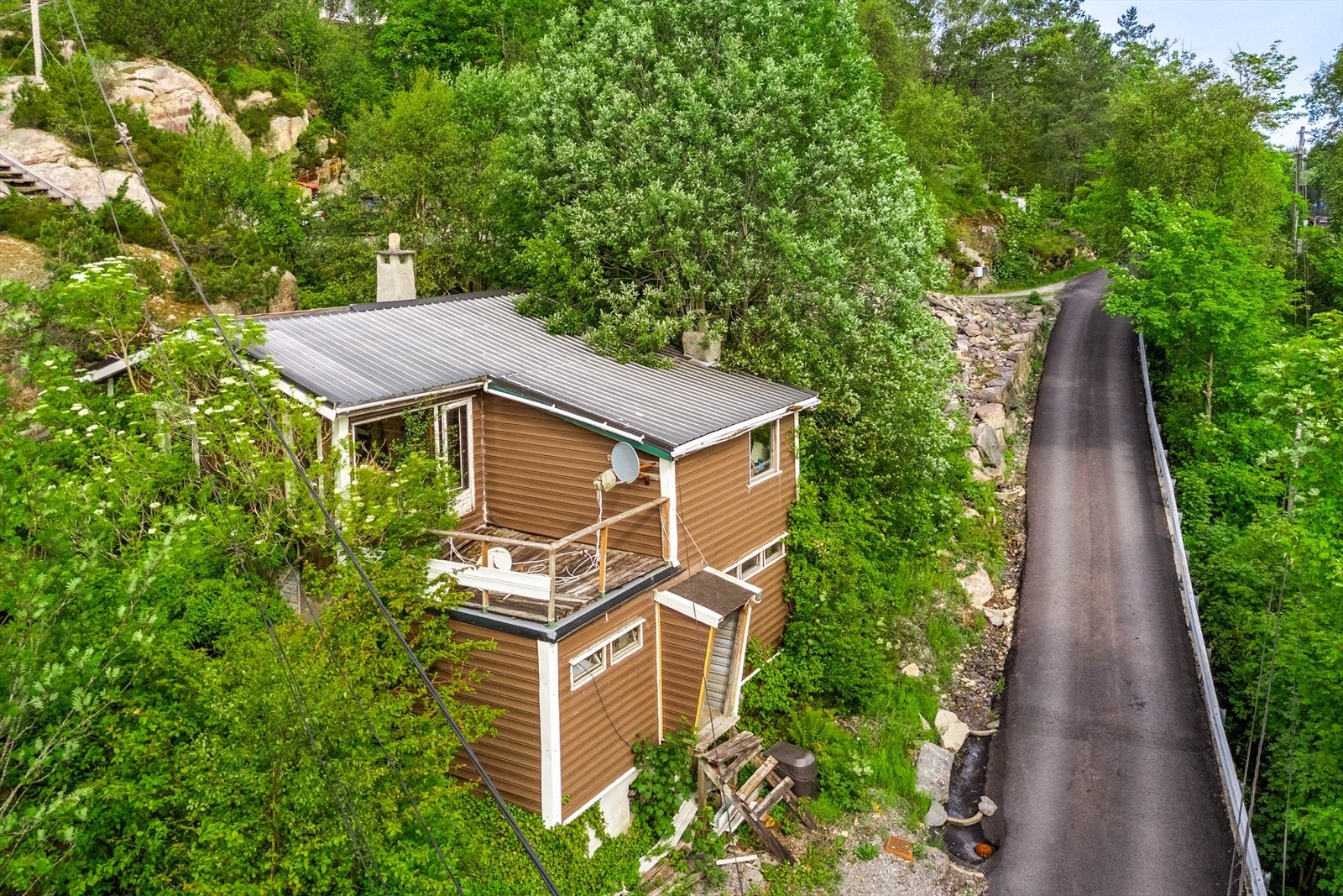 Tomten ligger i et område som er regulert til fremtidig boligbebyggelse i kommuneplanen for Fjell kommune. Galleribilde