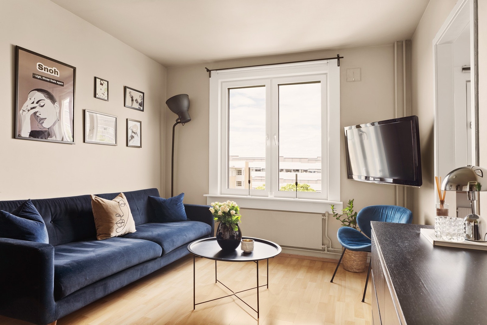 Planløsningen gir god romfølelse, og store vindusflater fra 2021 sørger for rikelig med naturlig lys. Galleribilde