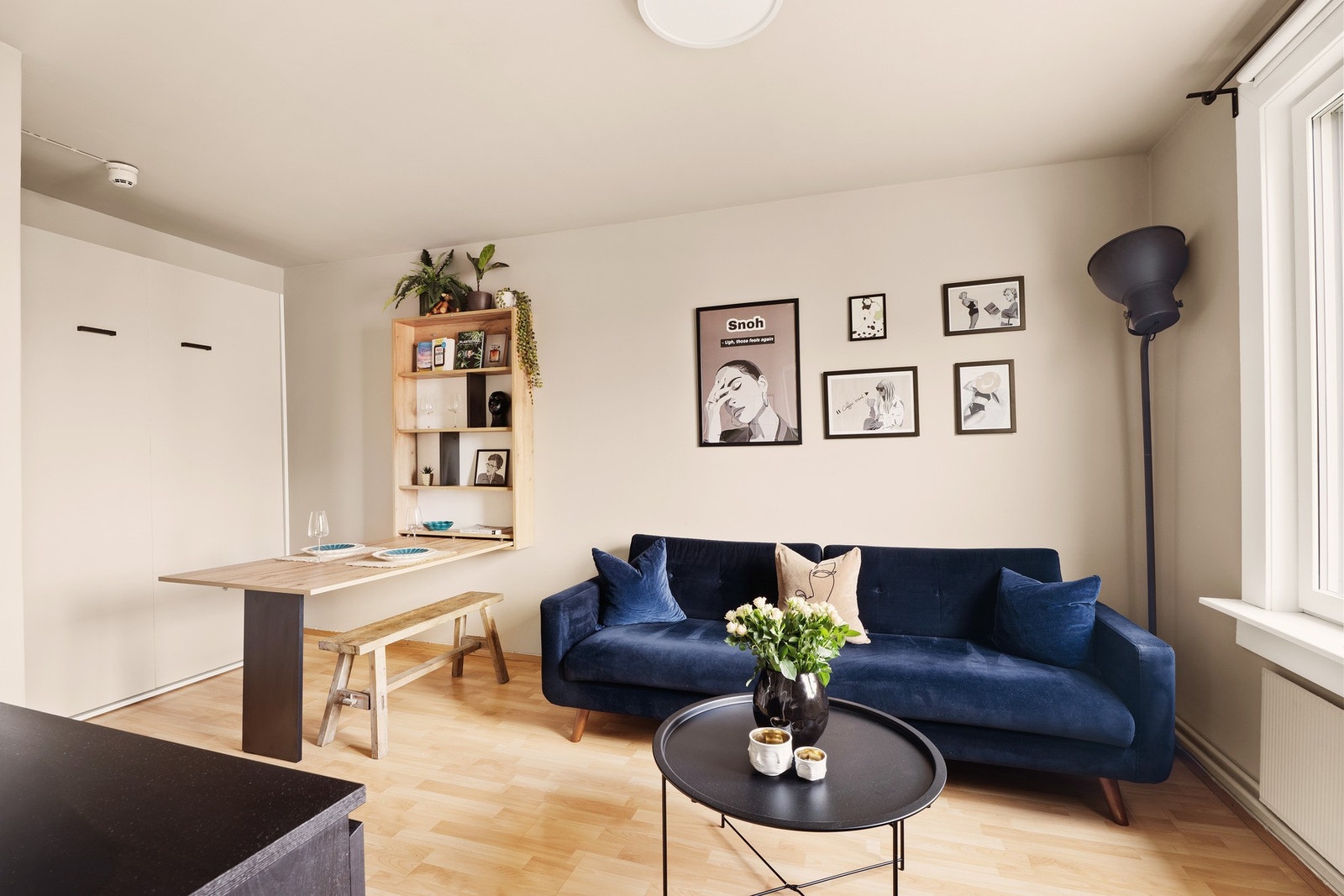 Rommet er lett å møblere, og det er plass til både en fullverdig seng og en mindre sofa. Galleribilde