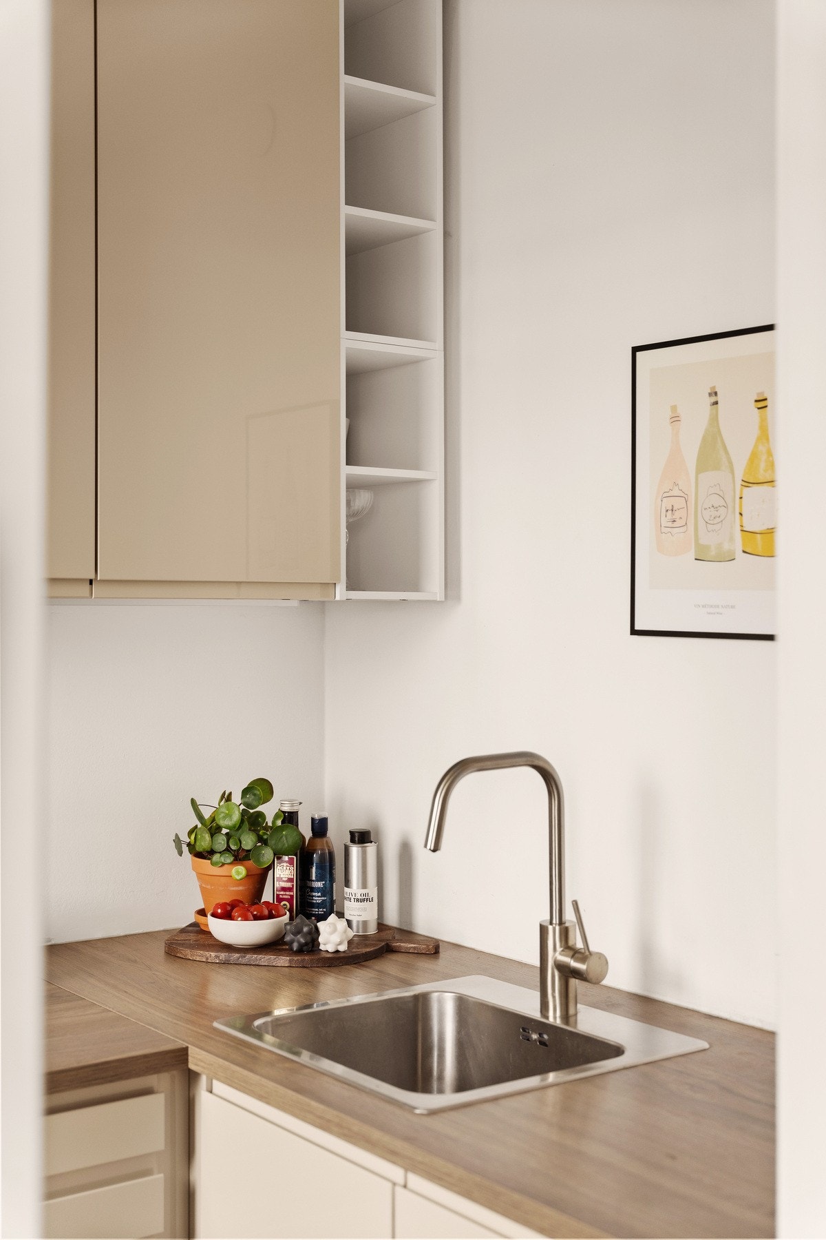 Kjøkkenet byr godt med oppbevaringsplass og nødvendige hvitevarer. Galleribilde