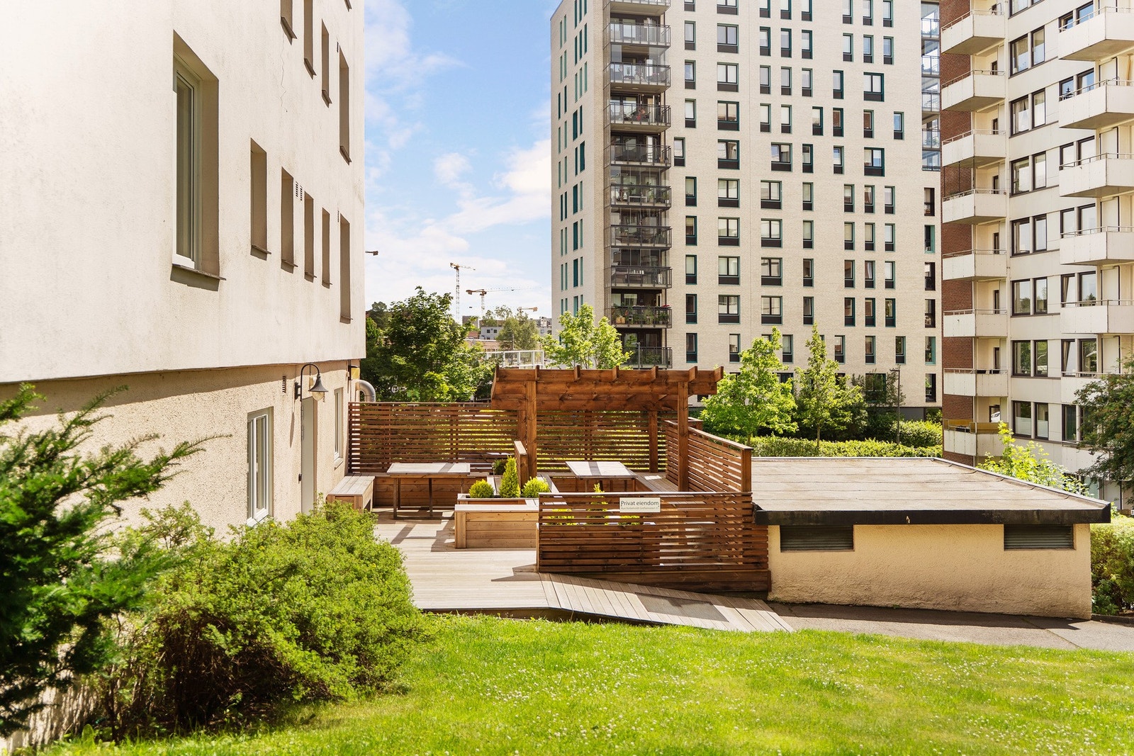 Borettslaget har en felles markterrasse med gode solforhold fra kl. 10-18. Galleribilde