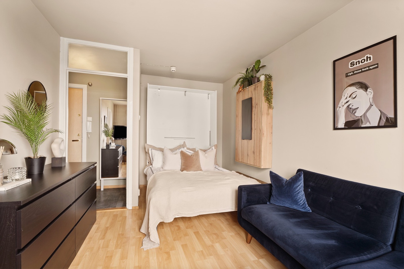 Her får du en arealeffektiv 1- roms andelsleilighet beliggende høyt og fritt i byggets 7. etasje med flott utsyn og god standard! Galleribilde