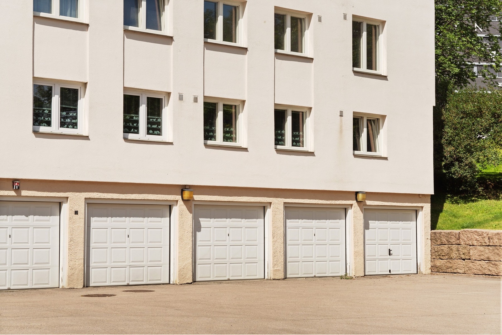 Garasjeplasser og parkeringsplasser utendørs leies ut av borettslaget og tildeles etter boansienitet etter avtale med styret. Galleribilde