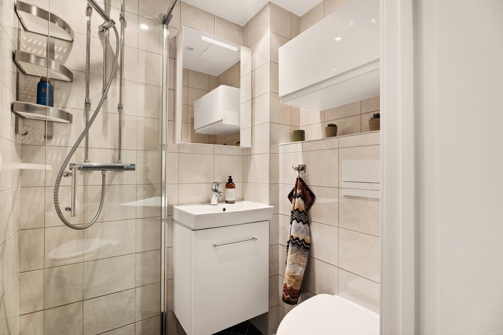 Badet ble pusset opp i 2013 i regi av borettslaget og fremstår som moderne, delikat og funksjonelt. Galleribilde