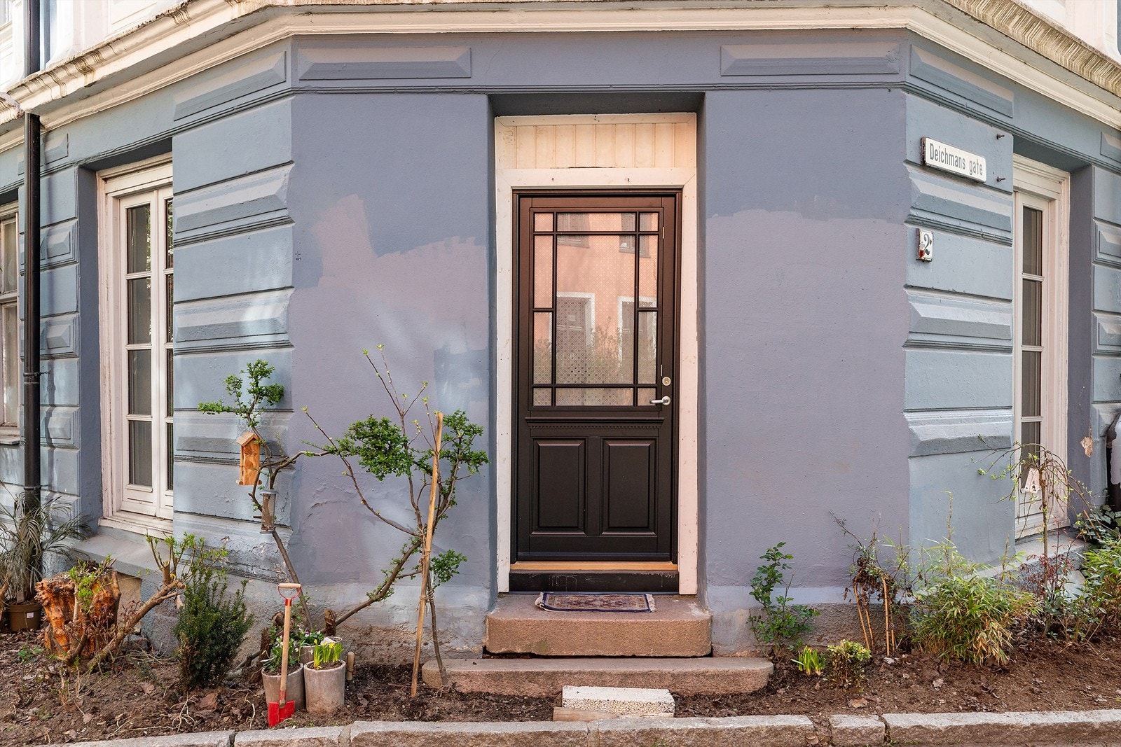 Egen inngangsdør fra gaten inn til leiligheten. Galleribilde