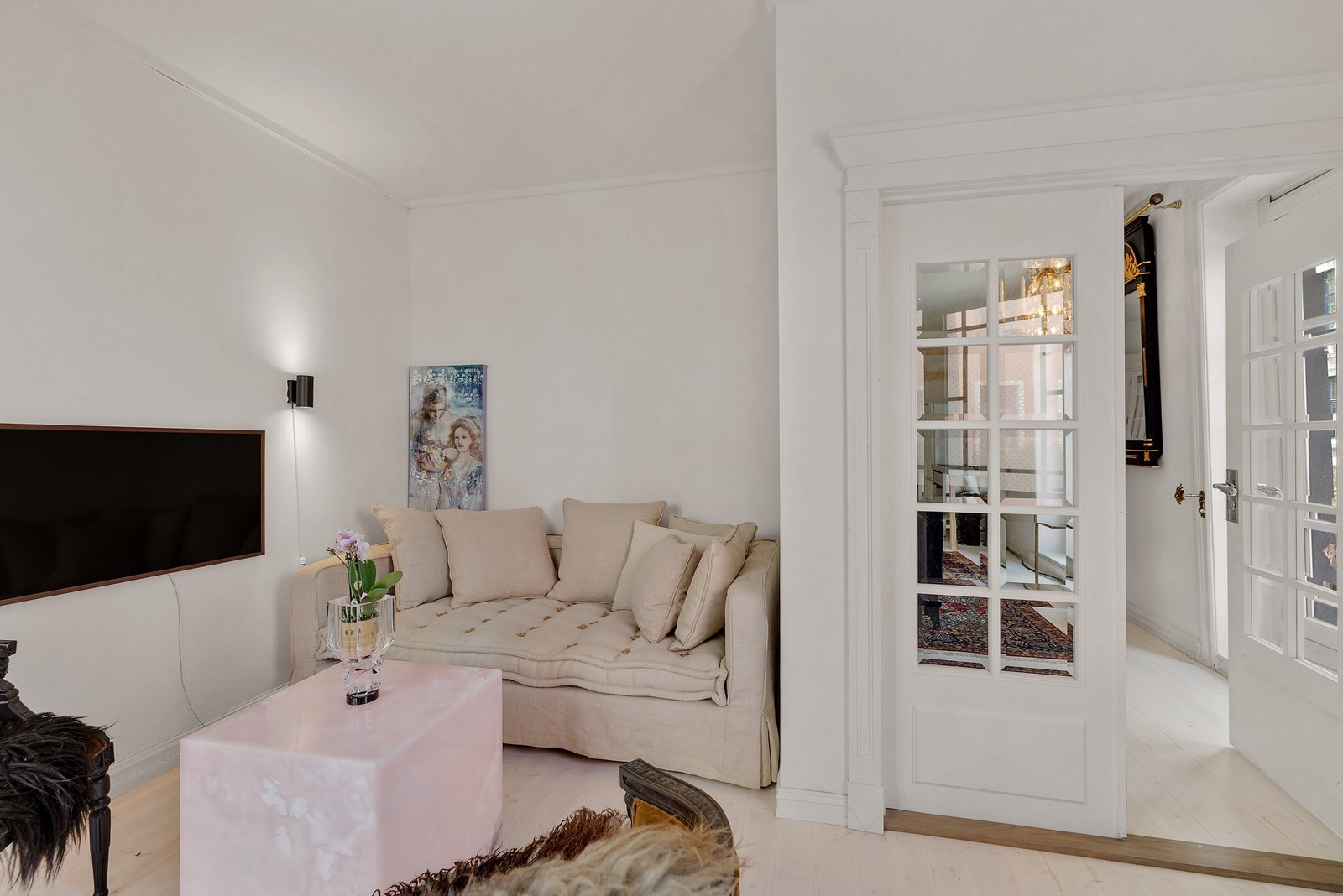 Plass til sofaseksjon med tilhørende møblement eller annen ønsket innredning. Galleribilde