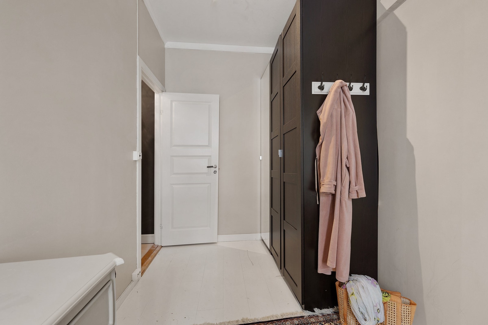 Garderobeskap for oppbevaring av klær. Galleribilde