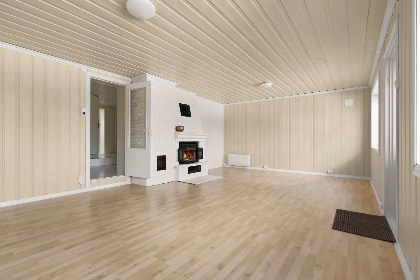 Stuen byr også på en sjarmerende peis som gir en god hjemmefølelse, og varmer godt på kalde dager. Galleribilde