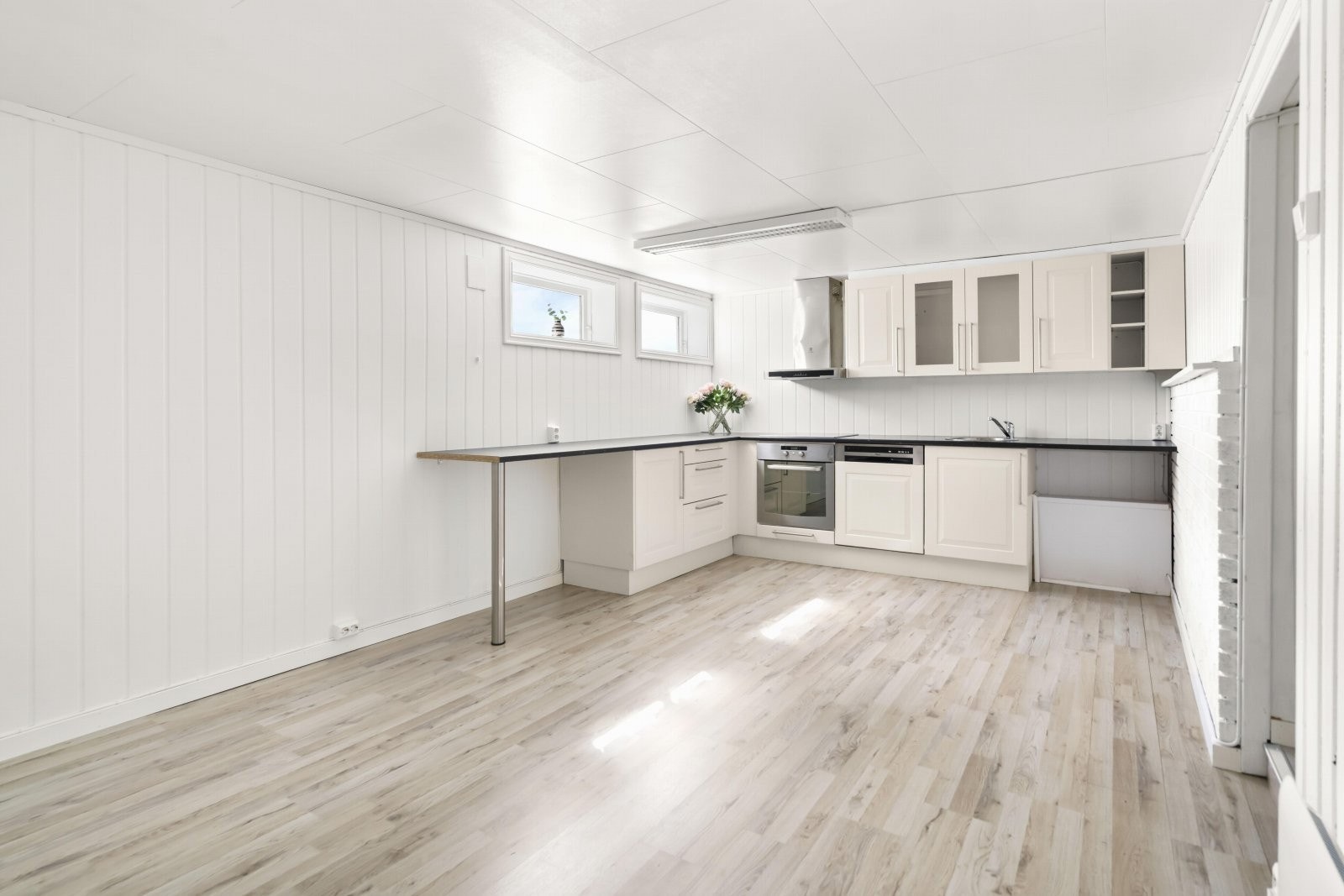 Underetasjen byr på egen hybel - leid ut for kr 8 500,-. Kjøkkenet er av god standard med profilerte, folierte fronter og vitrinedører. Laminat benkeplate med nedfelt kum i rustfritt stål. Integrert platetopp, stekeovn og oppvaskmaskin. Galleribilde