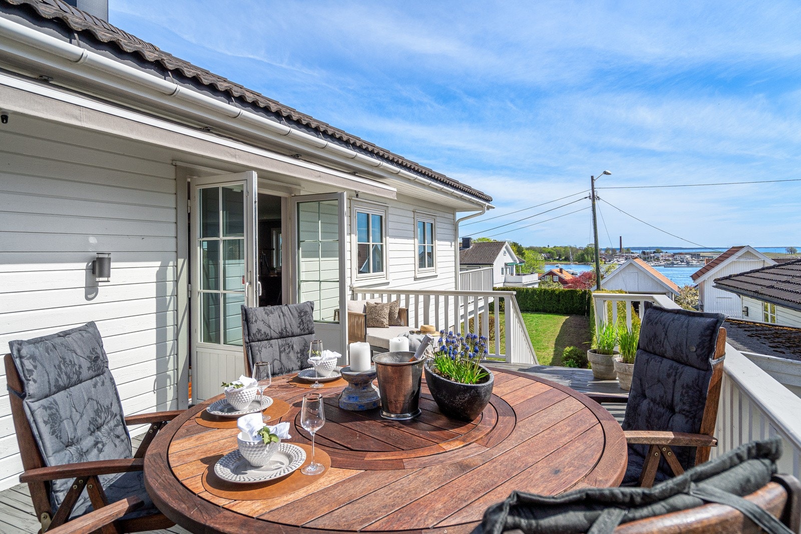 Stor terrasse med flott sjøutsikt Galleribilde