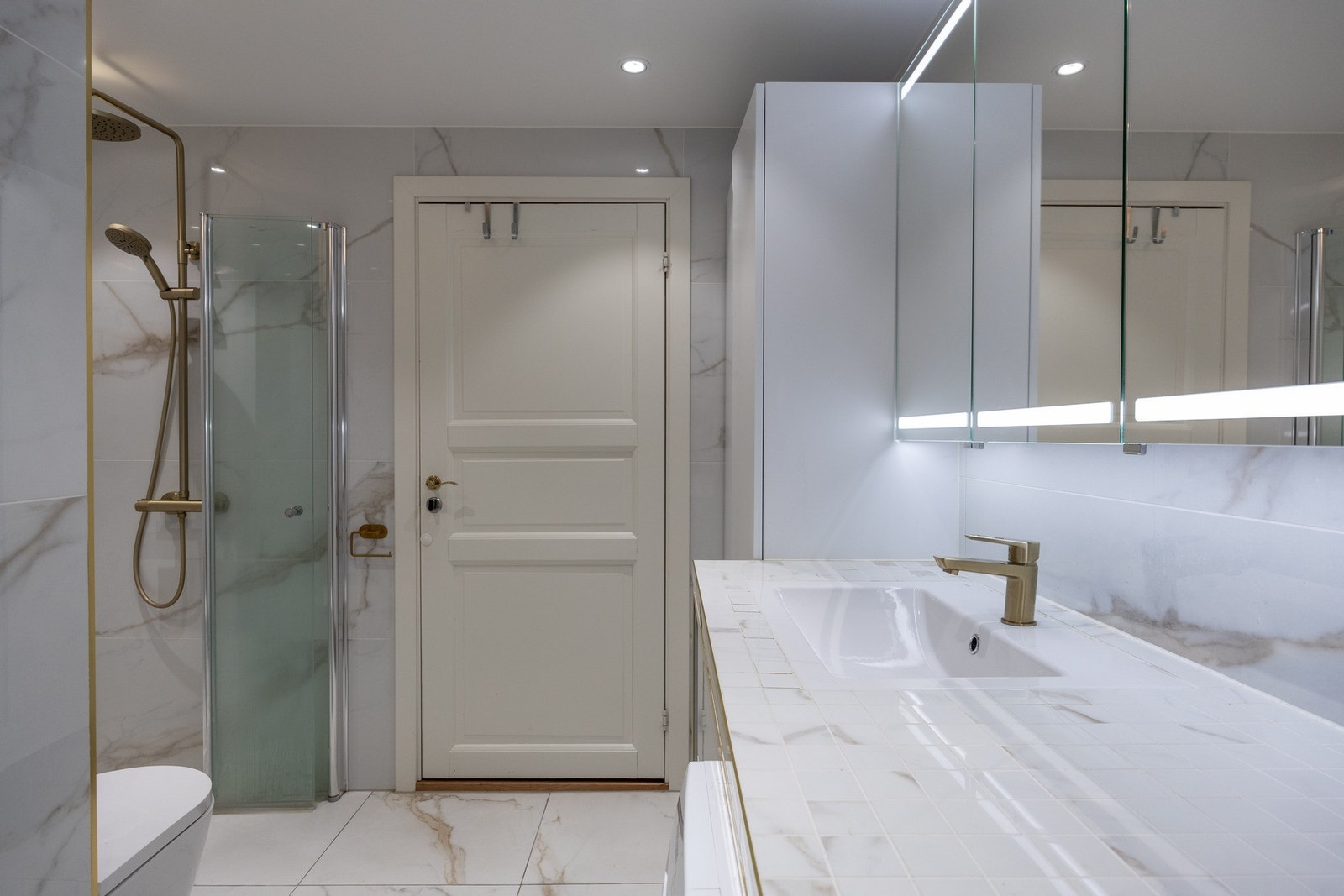 Badet har gulvvarme og downlights i himling. Galleribilde