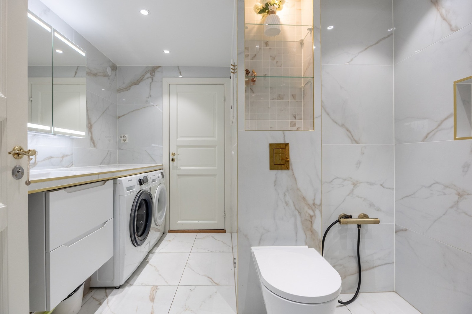 Videre har leiligheten to helflisede bad. Galleribilde