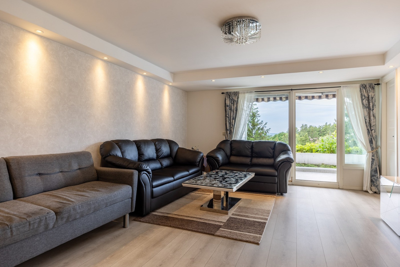 Leiligheten er lys og innbydende. Galleribilde