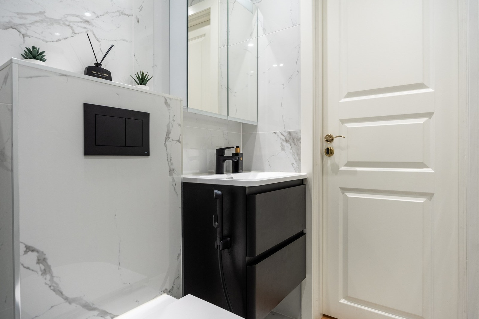 Varmekabler i gulv og nedfelt himling med downlights. Galleribilde