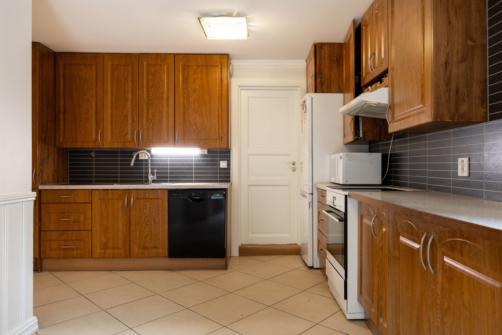 Kjøkkenet har en fin kombinasjon av skap- og benkeplass for både oppbevaring og matlaging. Galleribilde