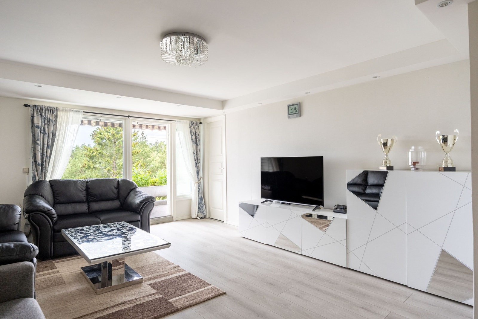 Det er lysmalte overflater og store vinduer som slipper inn rikelig med naturlig lys. Galleribilde