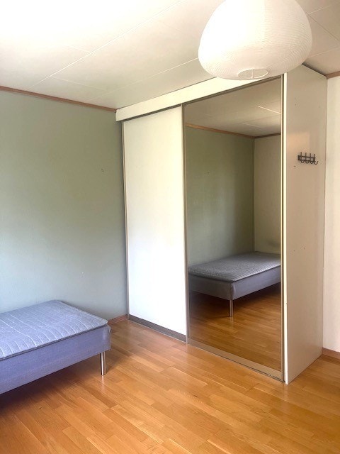 Soverom 1 med skyvedørsgarderobe. Galleribilde